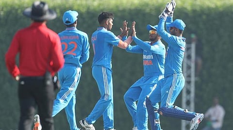 நேபாளத்தை வீழ்த்தி அரை இறுதி சுற்றில் நுழைந்தது இந்திய அணி: ராஜ் லிம்பானி 7 விக்கெட் வீழ்த்தி அபாரம்