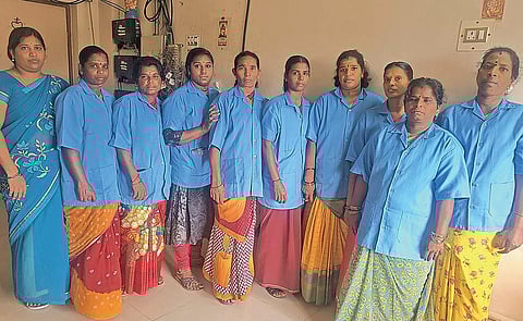 கடலூர் ஆட்சியர் அலுவலக தூய்மைப் பணியாளர்கள்.