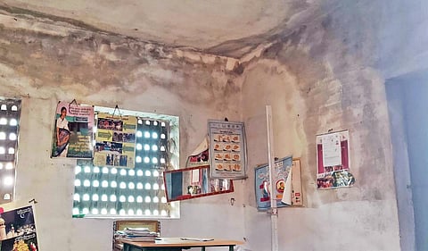 மேட்டூர் அருகே பாலமலை ராமன்பட்டி கிராமத்தில் உள்ள அங்கன்வாடி மையத்தில் உள் பகுதியில் மழைநீர் கசிந்துள்ளது.