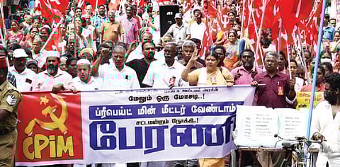 புதுச்சேரியில் பொருத்தப்படும் ப்ரீபெய்டு மின் மீட்டருக்கு எதிர்ப்பு தெரிவித்து சட்டப்பேரவை நோக்கி பேரணி சென்ற மார்க்சிஸ்ட் கம்யூனிஸ்ட் கட்சியினர். படங்கள்: எம்.சாம்ராஜ்