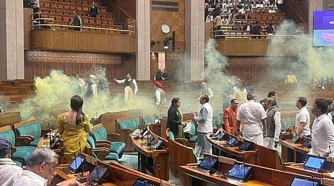 பார்வையாளர் மாடத்தில் இருந்து புகை குப்பிகளுடன் மக்களவையில் குதித்த2 இளைஞர்கள், மஞ்சள் புகையை வெளியேற்றி பரபரப்பை ஏற்படுத்தினர்.