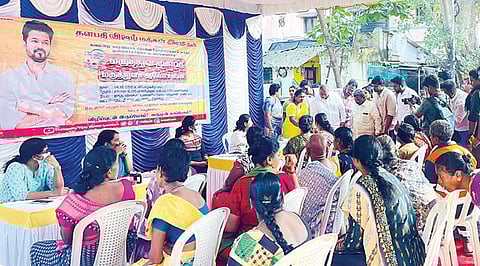 சென்னை தியாகராய நகர் சட்டப்பேரவை தொகுதிக்கு உட்பட்ட கோடம்பாக்கம் காமராஜர் காலனி 1-வது தெருவில், விஜய் மக்கள் இயக்கம் சார்பில் நேற்று நடைபெற்ற மருத்துவ முகாமை இயக்கத்தின் பொதுச் செயலாளர் புஸ்ஸி என்.ஆனந்த் தொடங்கி வைத்தார். இதில் தென் சென்னை வடக்கு மாவட்ட தலைவர் தி.நகர் அப்புனு, நிர்வாகிகள், பொதுமக்கள் ஏராளமானோர் கலந்து கொண்டனர்.