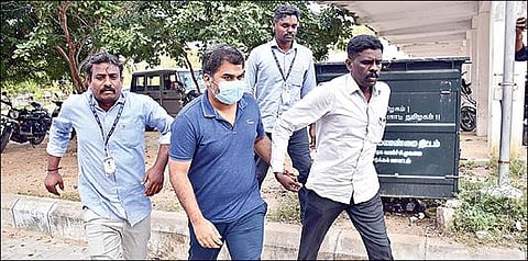 லஞ்சம் பெற்ற வழக்கில் கைதான அமலாக்கத் துறை அதிகாரி அன்கித் திவாரியை திண்டுக்கல் மாவட்ட நீதிமன்றத்தில் ஆஜர்படுத்துவதற்காக அழைத்து வந்த லஞ்ச ஒழிப்புத் துறையினர். படம்: நா.தங்கரத்தினம்