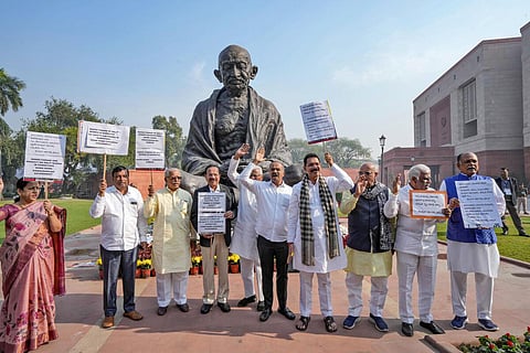 மக்களவையில் இருந்து இடைநீக்கம் செய்யப்பட்ட எம்.பி.க்கள் போராட்டம்