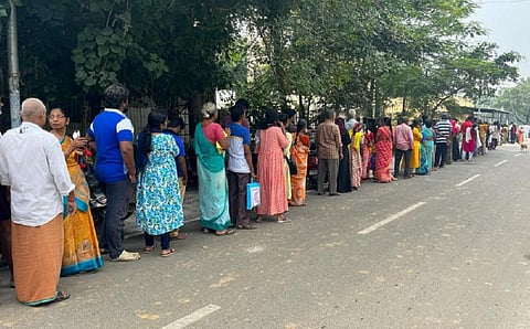 ரூ.6,000 நிவாரணத் தொகைகாக டோக்கன் பெற வரிசையில் நிற்கும் மக்கள். இடம்: சிடிஒ காலனி | படம்: முத்துகணேஷ்