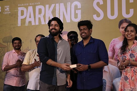 “இந்த வெற்றி எனக்கு முக்கியமானது” - ‘பார்க்கிங்’ இயக்குநருக்கு தங்கக் காப்பு பரிசளித்த ஹரிஷ் கல்யாண்