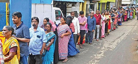 சென்னை புதுப்பேட்டை, வில்லிவாக்கம் பகுதியில் டோக்கன் வாங்க நீண்ட வரிசையில் காத்திருக்கும் பொதுமக்கள்.     				 படம்: ம.பிரபு