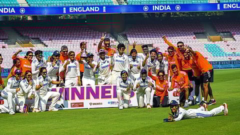 இங்கிலாந்து அணிக்கு எதிரான டெஸ்ட் தொடரை வென்ற இந்திய மகளிர் அணியினர்.