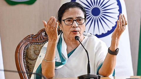 “சுகாதார மையங்களுக்கு காவி நிறம் பூசினால் மட்டுமே மத்திய அரசின் நிதி” - மம்தா குற்றச்சாட்டு