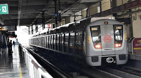 டெல்லி மெட்ரோ ரயில் கதவில் சேலை சிக்கியதால் பெண் உயிரிழப்பு