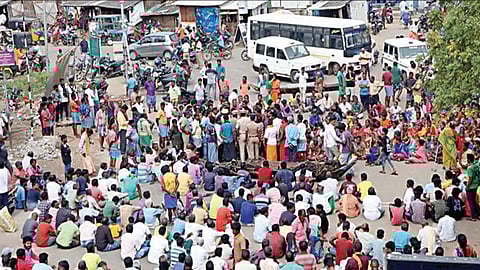 எண்ணெய் கசிவால் மீனவர்களின் வாழ்வாதாரம் பாதிக்கப்பட்டுள்ள நிலையில், உரிய நிவாரணம் வழங்க கோரி எண்ணூர் தாழங்குப்பம் பகுதியில் நேற்று சாலை மறியலில் ஈடுபட்ட மீனவர்கள்.