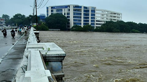 கொக்கிரகுளம் பகுதியில் இருக்கும்  பாலங்களை உரசியபடி பாய்ந்து செல்லும் தாமிரபரணியாறு  | படம்: மு.லெட்சுமி அருண்