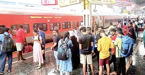 விருதுநகர் ரயில் நிலையத்தில் இறக்கிவிடப்பட்ட பயணிகள்.﻿﻿