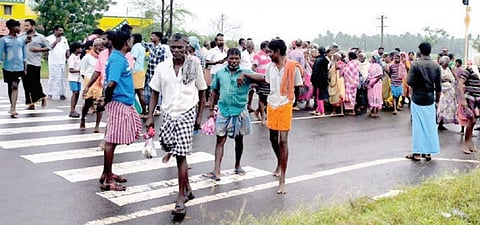 திருப்புவனம் தண்ணீர் வீடுகளுக்குள் புகுந்ததால் திருப்பாச்சேத்தியில் நான்குவழிச் சாலையில் மறியலில் ஈடுபட்ட கிராம மக்கள்.