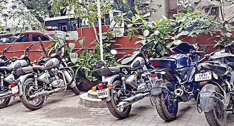 பல்வேறு இடங்களில் திருடியயதாக கைதான இருவரிடமிருந்து பறிமுதல் செய்யப்பட்ட 25 இருசக்கர வாகனங்கள்.