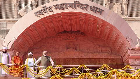 உத்தர பிரதேச மாநிலம் வாராணசியில் ‘ஸ்வர்வேத மஹாமந்திர்’ என்ற, உலகின் மிகப்பெரிய தியான மண்டபத்தை பிரதமர் நரேந்திர மோடி நேற்று திறந்துவைத்து பார்வையிட்டார். உடன், முதல்வர் யோகி ஆதித்யநாத் உள்ளிட்டோர்.படம்: பிடிஐ