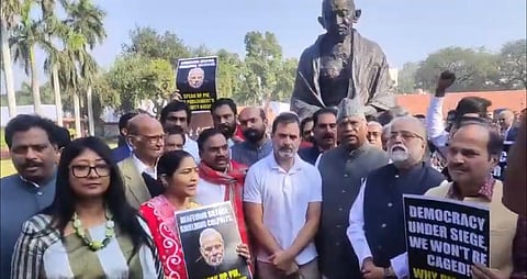 நாடாளுமன்ற வளாகத்தில் போராட்டத்தில் ஈடுபட்ட எதிர்க்கட்சியினர்