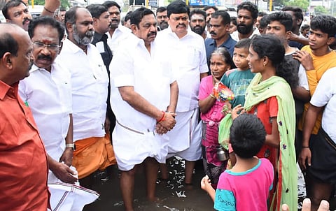 தூத்துக்குடி, திருநெல்வேலி மாவட்டங்களில் வெள்ளம் பாதித்த பகுதிகளை பார்வையிட்ட அதிமுக பொதுச் செயலாளர் எடப்பாடி பழனிசாமி.