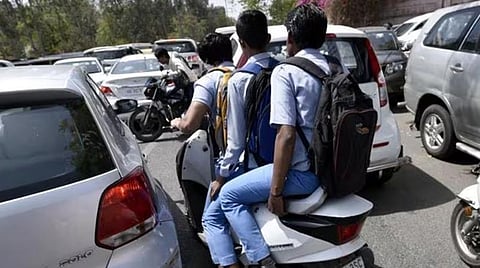 பள்ளி மாணவர்கள் கையில் இருசக்கர வாகனம்: ஆபத்தை தவிர்க்க பெற்றோரின் கண்டிப்பு அவசியம்