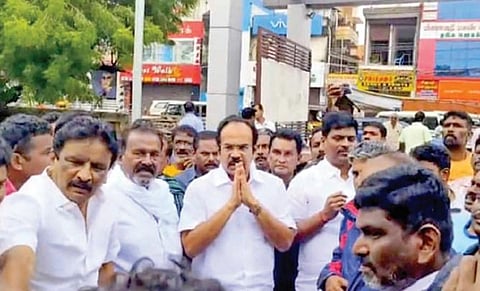 மழை வெள்ளத்தில் சிக்கியவர்களை மீட்கும் பணியில் படகுகளுடன் ஈடுபட்ட மீனவர்களை பாளையங்கோட்டை வஉசி மைதானத்தில் மாநில நிதி மற்றும் மனிதவள மேலாண்மைத் துறை அமைச்சர் தங்கம் தென்னரசு நேரில் சந்தித்து நன்றி தெரிவித்தார்.