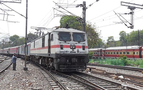 30-க்கும் மேற்பட்ட ரயில் சேவை ரத்து: சென்னை - திருநெல்வேலி விரைவு ரயில் இயங்கியது