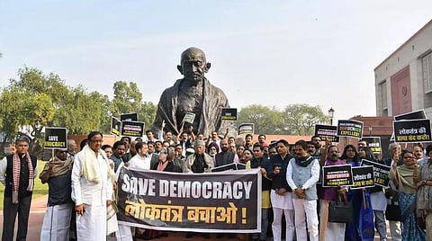 எதிர்க்கட்சி எம்.பி.க்கள் இடைநீக்கத்துக்கு கண்டனம் தெரிவித்து, நாடாளுமன்ற வளாகத்தில் உள்ள காந்தி சிலை முன்பு ‘இண்டியா’ கூட்டணி எம்.பி.க்கள் நேற்று போராட்டம் நடத்தினர்.