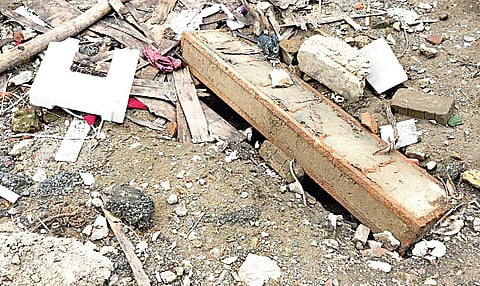 படேல் சாலையில் மோசமான நிலையில் காணப்படும் மழைநீர் வடிகால்.