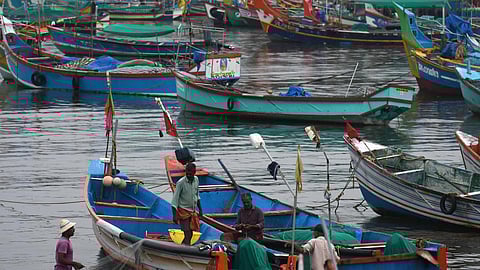 இலங்கை கடற்படை கைது செய்துள்ள தமிழக மீனவர்களை மீட்க துரித நடவடிக்கை: உயர் நீதிமன்றத்தில் மத்திய அரசு தகவல்