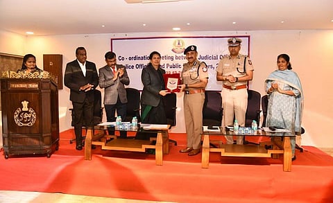 குற்றவாளிகளுக்கு விரைந்து தண்டனை பெற்றுக் கொடுக்கும் வகையில் நீதிபதிகள், போலீஸ் அதிகாரிகளின் ஆலோசனைக் கூட்டம் எழும்பூரில் நேற்று நடைபெற்றது. இதில், சென்னை நகர சிவில் நீதிமன்ற முதன்மை நீதிபதி அல்லி உள்ளிட்ட நீதிபதிகள் கலந்து கொண்டனர். நிகழ்ச்சியில் சென்னை காவல் ஆணையர் சந்தீப் ராய் ரத்தோர், கூடுதல் காவல் ஆணையர்கள் பிரேம் ஆனந்த் சின்ஹா, செந்தில் குமாரி உள்ளிட்டோர் கலந்து கொண்டனர்.