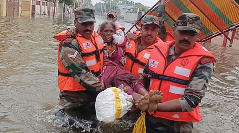 நெல்லை, தூத்துக்குடியில் வெள்ளத்தில் சிக்கி உயிரிழந்தோர் எண்ணிக்கை 55 ஆக உயர்வு: முழு வீச்சில் மீட்பு, நிவாரண நடவடிக்கைகள்
