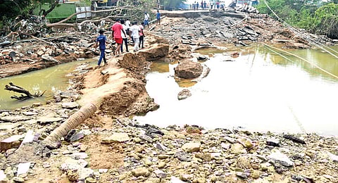 பழைய காயலில் சேதமடைந்த சாலை. | படங்கள்: மு.லெட்சுமி அருண், என்.ராஜேஷ்