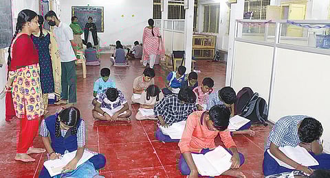 சமுதாய நற்பணி மன்றத்தில் செயல்படும் மாலை நேர பாடசாலையில் பயிலும் பள்ளி மாணவர்கள்.