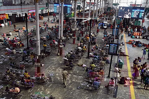 எல்இடி திரை விளம்பரங்களால் ரயில் தகவல்களை அறிவதில் சிரமம்: தடங்கலால் வருந்தும் சென்ட்ரல் பயணிகள்