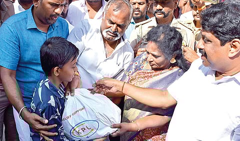 திருநெல்வேலி சிந்துபூந்துறையில் வெள்ளத்தால் பாதிக்கப்பட்ட மக்களுக்கு நிவாரண உதவிகளை, புதுச்சேரி ஆளுநர் தமிழிசை சவுந்தரராஜன் வழங்கினார்.
| படம்: மு.லெட்சுமி அருண் |