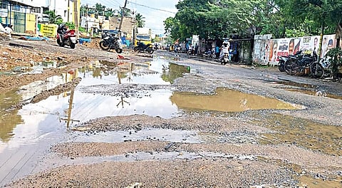 குண்டும் குழியுமாக கிடக்கும் திருமுல்லைவாயில் சோளம்பேடு சாலை.