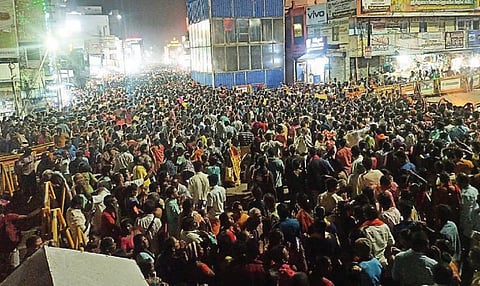 திருவண்ணாமலையில் நேற்று லட்சக்கணக்கான பக்தர்கள் கிரிவலம் சென்றனர்.