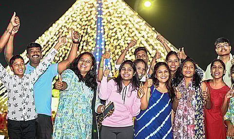 ஆங்கில புத்தாண்டு பிறப்பை வரவேற்கும் வகையில் சென்னை மெரினா கடற்கரை காந்திசிலை அருகே நடந்த கொண்டாட்டத்தில் பங்கேற்ற பொதுமக்கள். 
| படம்:எஸ். சத்தியசீலன் |