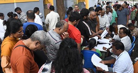 வெள்ள நிவாரணம் கோரியவர்களை புகைப்படம் எடுக்கும் பணி: நியாய விலை கடை ஊழியர்கள் தீவிரம்