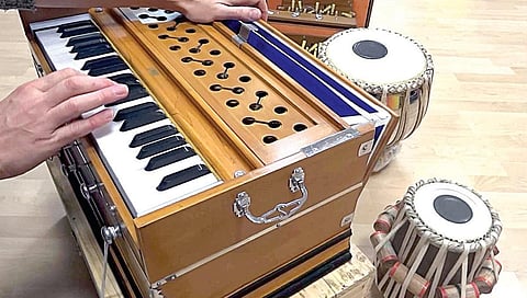 அற்றைத் திங்கள் 8 - ‘செவி கெடுக்கும் ஹார்மோனியம்’