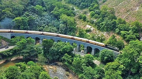 செங்கோட்டை - புனலூர் வழித்தடத்தில் 13 கண் பாலத்தை கடந்து செல்லும் ரயில்