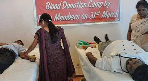 மதுரை ‘வி-கேர் சோசியல் சர்வீஸ் டிரஸ்ட்’ சார்பில் நடைபெற்ற ரத்ததான முகாம் (கோப்புபடம்)