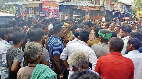 கலவை கூட்டுச்சாலை அம்பேத்கர் சிலை அருகே கொடி கம்பம் அமைத்தது தொடர்பாக பாமக, விசிகவினரிடையே நேற்று வாக்குவாதம் ஏற்பட்டது.  அவர்களிடம், பேச்சுவார்த்தையில் ஈடுபட்ட காவல் துறையினர்.