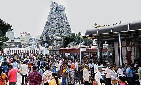 ஆங்கிலப் புத்தாண்டையொட்டி சென்னை மயிலாப்பூர் கபாலீஸ்வரர் கோயிலில் சுவாமி தரிசனம் செய்ய குவிந்த பக்தர்கள். 
| படம்: எஸ்.சத்தியசீலன் |