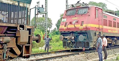 ஸ்ரீவைகுண்டத்தில் வெள்ளத்தில் சிக்கிய - செந்தூர் எக்ஸ்பிரஸ் ரயில் 17 நாட்களுக்கு பிறகு மீட்பு