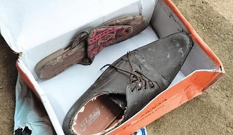 ஆன்லைனில் ஆர்டர் செய்த ஷூ-க்கு பதிலாக வந்த கிழிந்த காலணி - கல்லூரி மாணவர் புகார் @ பொள்ளாச்சி