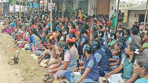 உண்ணாவிரத போராட்டத்தில் ஈடுபட்ட எஸ்.ஏரிப்பாளையம் கிராம மக்கள்.