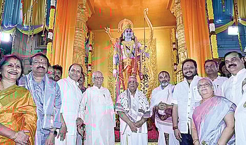 அயோத்தி ராமர் கோயில் கும்பாபிஷேகத்தை முன்னிட்டு, திருமலை திருப்பதி தேவஸ்தானம் சார்பில் சென்னை தியாகராய நகரில் உள்ள வெ ங்கடேஸ்வர பெருமாள் கோயிலில் 10 அடி உயர ராமர் சிலை நேற்று திறக்கப்பட்டது. திறப்பு விழாவில் ஸ்ரீராம ஜென்ம பூமி தீர்த்த க்ஷேத்ரா அறக்கட்டளை நிறுவனர் கே .பராசரன், திருமலை திருப்பதி தேவஸ்தான அறங்காவலர் குழு உறுப்பினர் சங்கர், தமிழ்நாடு, புதுச்சேரி உள்ளூர் ஆலோசனை குழு தலைவர் சேகர் ரெட்டி, விஷ்வ இந்து வித்யா கேந்திரா தலைவர் எஸ்.வேதாந்தம், தமிழ்நாடு விஷ்வ இந்து பரிஷத் மாநில தலைவர் ஆர்.ஆர்.கோ பால்ஜி, உபன்யாசகர் வேளுக்குடி கிருஷ்ணன் உள்ளிட்டோர் பங்கேற்றனர்.