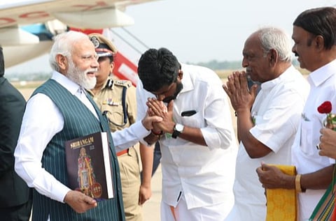 திருச்சி விமான நிலையத்தில் பிரதமர் மோடியை வரவேற்ற தமிழக பாஜக தலைவர் அண்ணாமலை,  ரங்கம் கோயில் குறித்து ‘தி இந்து குரூப் ஆஃப் பப்ளிகேஷன்ஸ்’ வெளியிட்டுள்ள புத்தகத்தை அவருக்கு பரிசாக வழங்கினார்.