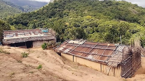 வெள்ளிமுடி வனக்கிராமத்தில் மண், நாணல் குச்சி கொண்டு கட்டப்பட்ட முதுவர் குடியிருப்பு.