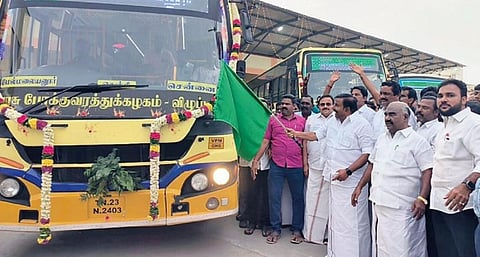 ரூ.6.74 கோடி செலவில் செஞ்சியில் பேருந்து நிலையம் விரிவாக்கம் செய்யப்பட்டது. இப்பேருந்து நிலையத்தை அமைச்சர் கே.என்.நேரு திறந்து வைத்து, முதல் பேருந்து போக்குவரத்தை கொடியசைத்து தொடங்கி வைத்தார். உடன் அமைச்சர் மஸ்தான், செஞ்சி பேரூராட்சி தலைவர் மொக்தியர் அலி மஸ்தான் உள்ளிட்டோர்.